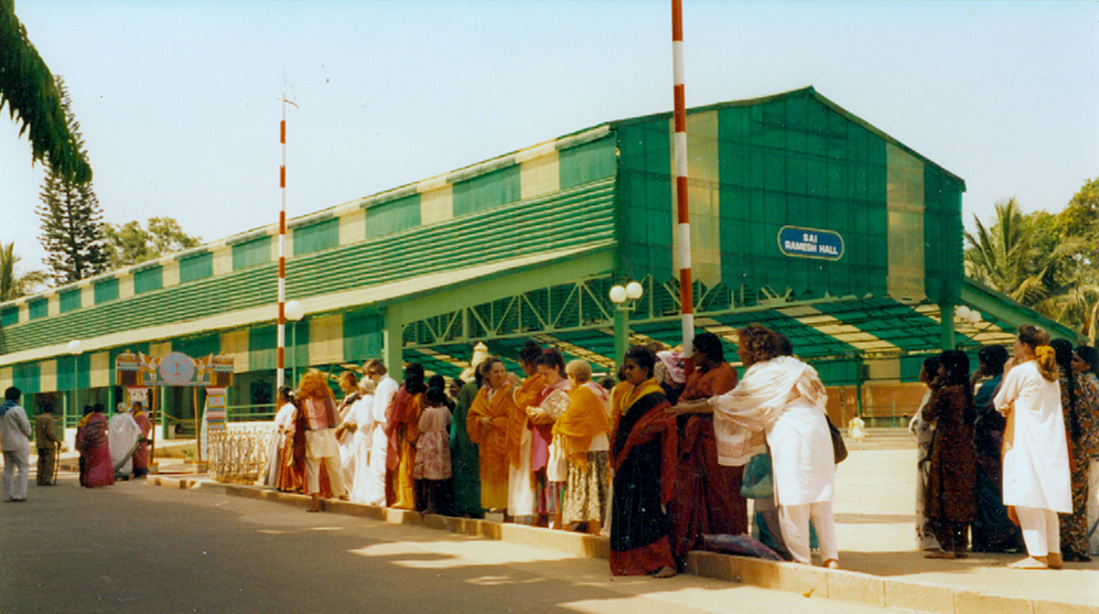 Brindavan darsan line for ladies by Sai Ramesh Hall 1994
