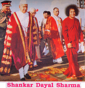 President of India Dayal Sharma with Sathya Sai Baba