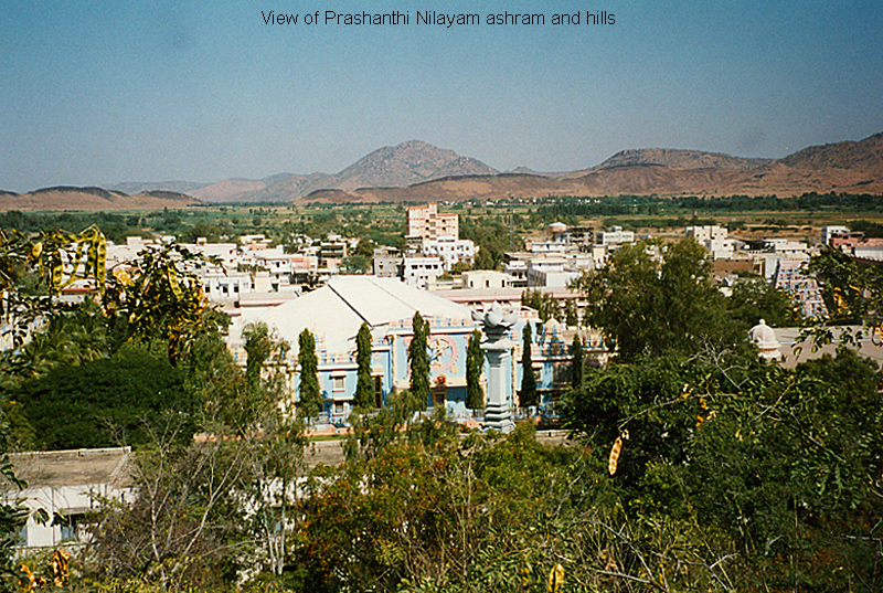 Prashanthi_Nilayam_and_surrounding hills