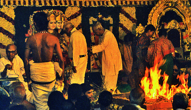 V.K. Narasimhan at the homa ritual, 1998 in Prashanthi